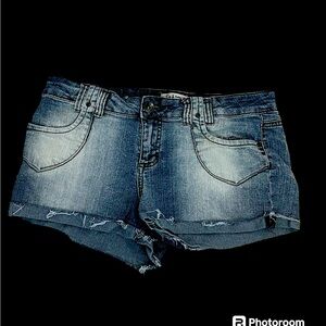 lei Denim Shorts * Size 13 Juniors * Ashley Lowrise Low Rise * Hemline fray‎